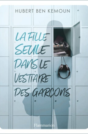 Résumé de La fille seule dans le vestiaire des garçons